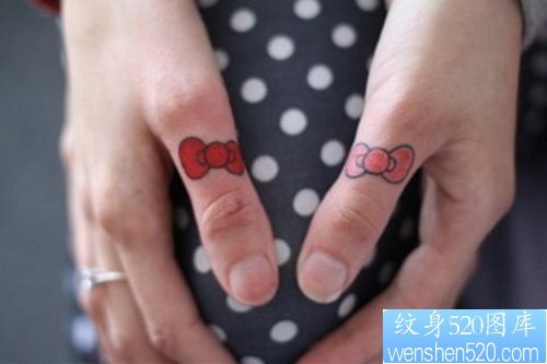 点击大图看下一张：女人手指简单的蝴蝶结纹身图片