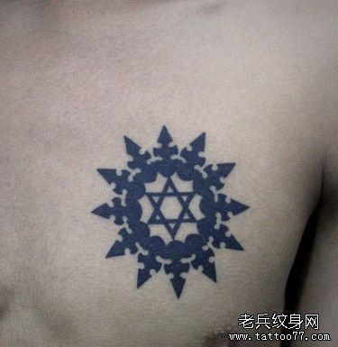 点击大图看下一张：男人胸部一幅图腾太阳与六芒星纹身图片