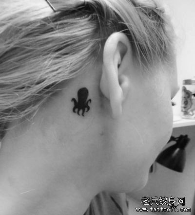 点击大图看下一张：女人耳部一幅图腾小章鱼纹身图片