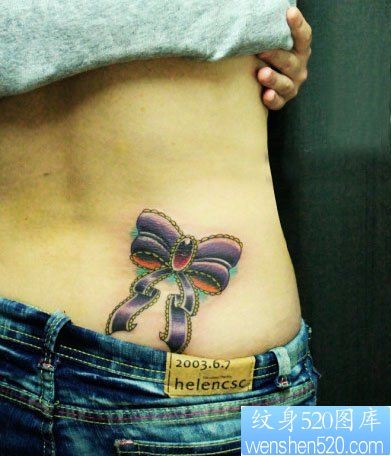 点击大图看下一张：女人腰部好看的彩色蝴蝶结纹身图片