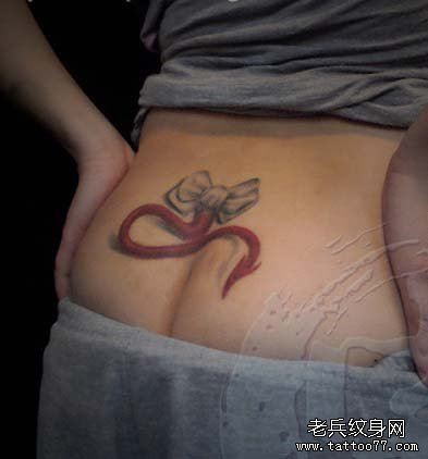 点击大图看下一张：女孩子腰部蝴蝶结与恶魔尾巴纹身图片