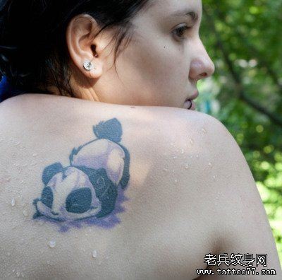 点击大图看下一张：女人背部可爱的小熊猫纹身图片