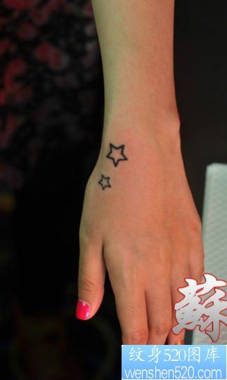 点击大图看下一张：女人手部精致小巧的五角星纹身图片