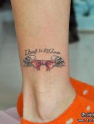 女孩子腿部小巧的蝴蝶结与翅膀纹身图片