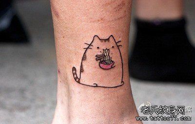 点击大图看下一张：腿部简单可爱的龙猫纹身图片