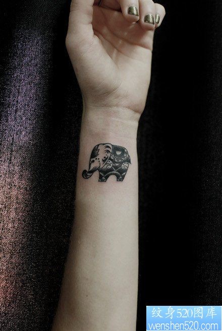 点击大图看下一张：女人手臂唯美可爱的小象纹身图片