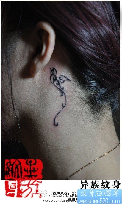 点击大图看下一张：女人耳部小巧的图腾燕子纹身图片