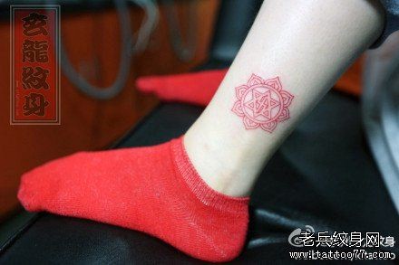 点击大图看下一张：女人腿部流行漂亮的六芒星与莲花纹身图片