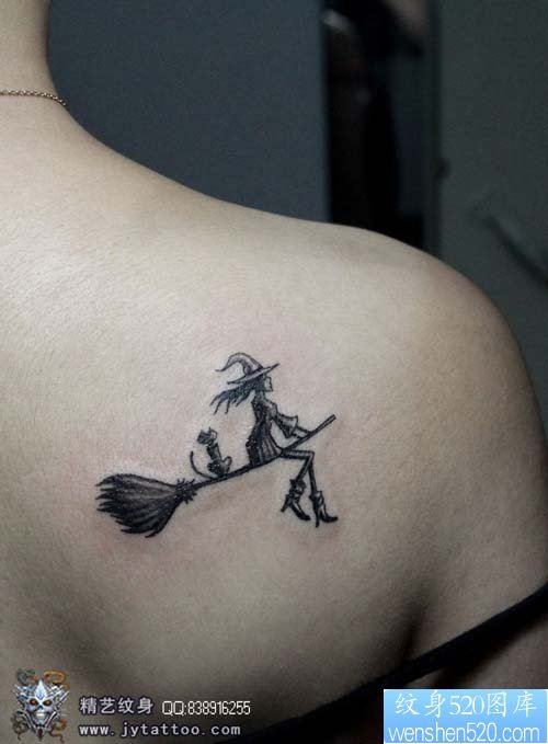 点击大图看下一张：女人肩背可爱的小巫师纹身图片