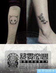 女人手臂可爱流行的猫咪纹身图片