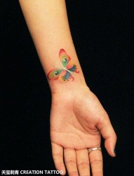 女人手腕潮流精美的彩色蝴蝶纹身图片