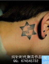 男人耳部潮流流行的六芒星纹身图片