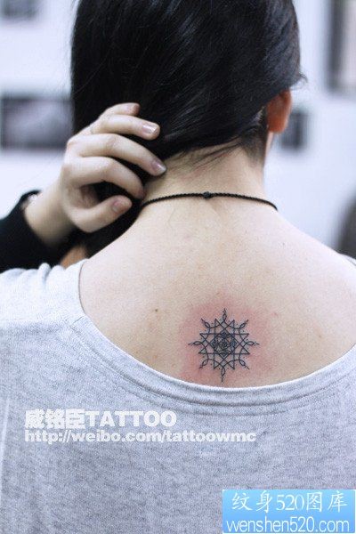 点击大图看下一张：女人背部唯美潮流的藤蔓纹身图片