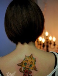 美女背部可爱潮流的猫咪纹身图片