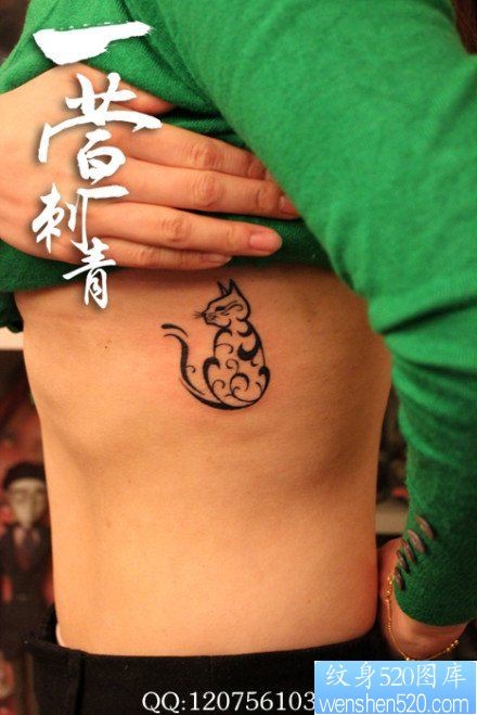 点击大图看下一张：女人侧腰可爱流行的图腾猫纹身图片