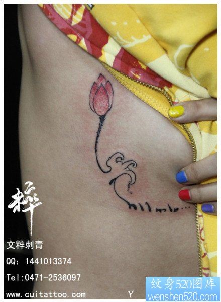 点击大图看下一张：美女胸部唯美好看的小莲花与字母纹身图片