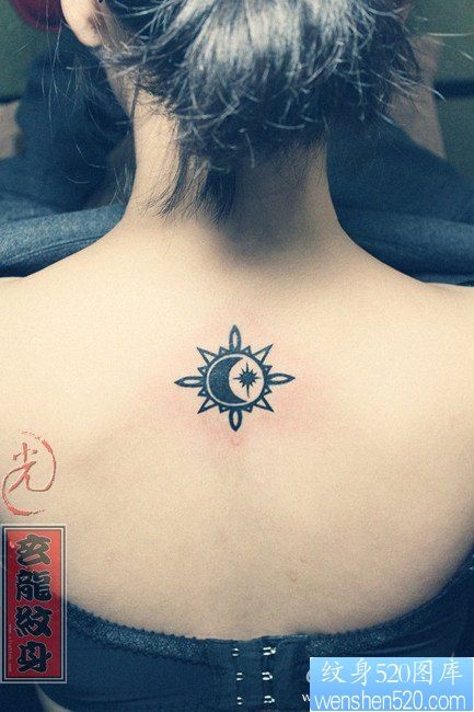 点击大图看下一张：女人背部太阳月亮星星纹身图片