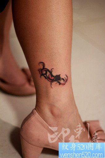 点击大图看下一张：美女腿部小巧可爱的图腾猫咪纹身图片