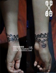 女人手腕精美潮流的手链纹身图片