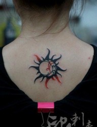 女人背部潮流小巧的图腾太阳纹身图片
