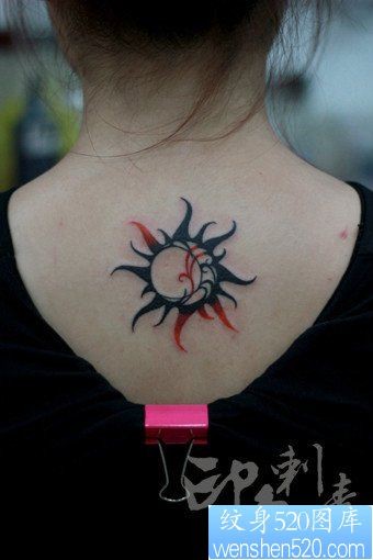 点击大图看下一张：女人背部潮流小巧的图腾太阳纹身图片