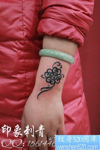 点击大图看下一张:女人手臂小巧的图腾四叶草纹身图片