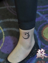 女人腿腕处唯美流行的月亮星星纹身图片