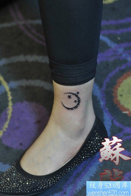 点击大图看下一张：女人腿腕处唯美流行的月亮星星纹身图片