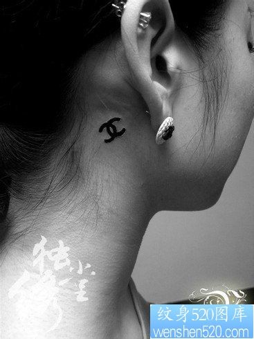 点击大图看下一张：女人耳部小巧潮流的香奈儿标志纹身图片