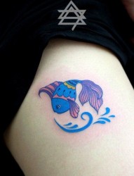 美女腿部小巧潮流的小金鱼纹身图片