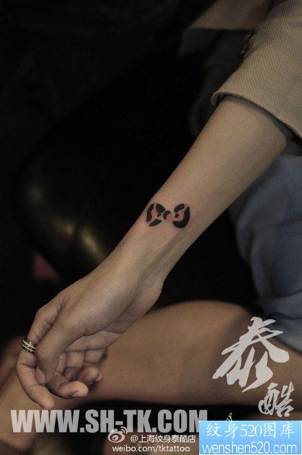 点击大图看下一张:女人手腕小巧潮流的图腾蝴蝶结纹身图片