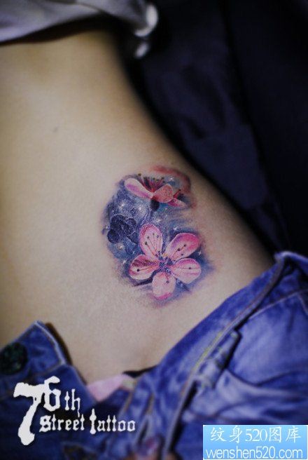 点击大图看下一张:美女腹部漂亮精美的花卉与星空纹身图片