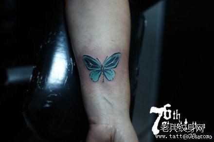 点击大图看下一张：手臂漂亮潮流的小蝴蝶纹身图片