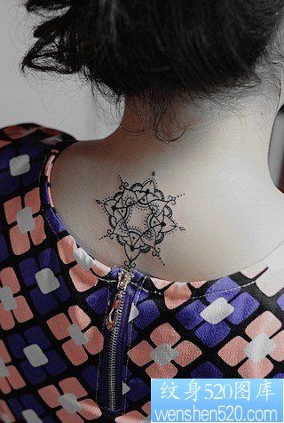 点击大图看下一张：女人后脖子小巧经典的印度风格图腾纹身图片