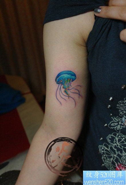 点击大图看下一张：手臂漂亮流行的水母纹身图片