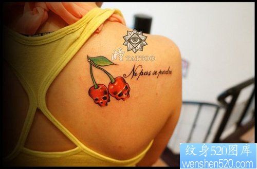 点击大图看下一张：女人肩背小巧经典的樱桃骷髅纹身图片