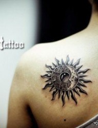 女人后肩背潮流经典的月亮太阳纹身图片