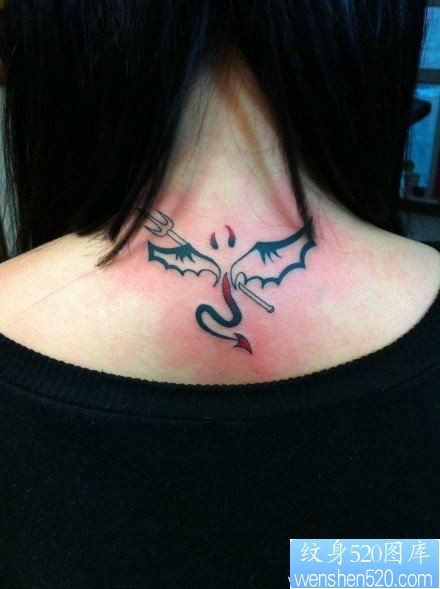 点击大图看下一张：女人颈部小巧潮流的恶魔翅膀纹身图片