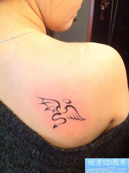 点击大图看下一张：女人背部流行的图腾小翅膀纹身图片