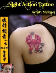 女人肩背小巧精美的蝴蝶结纹身图片