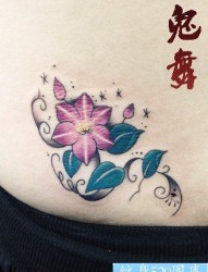 女人后腰唯美小巧的花卉纹身图片