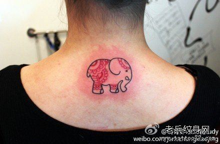 点击大图看下一张:女人后脖子经典小巧的小象纹身图片
