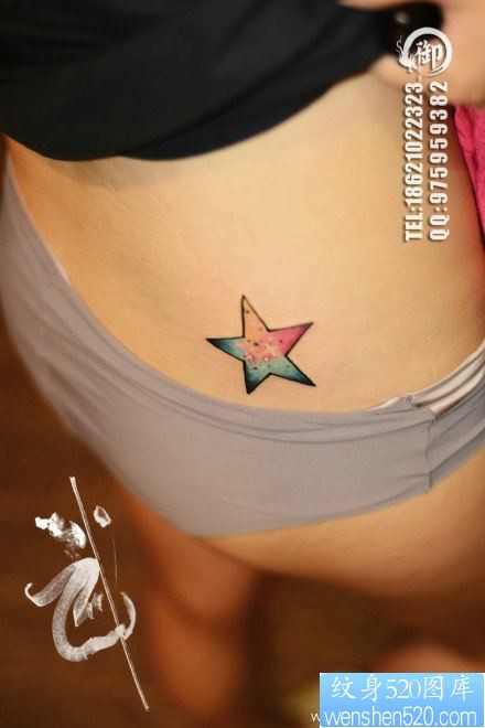 点击大图看下一张：美女腰部小巧精美的彩色星空五角星纹身图片
