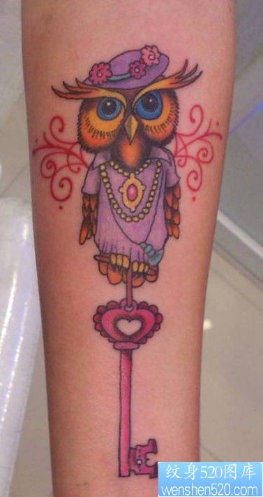 点击大图看下一张：手臂可爱小巧的猫头鹰与钥匙纹身图片