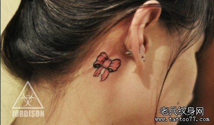 点击大图看下一张：女人耳部小巧潮流的蝴蝶结纹身图片