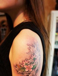 女人手臂时尚的小花卉纹身图片