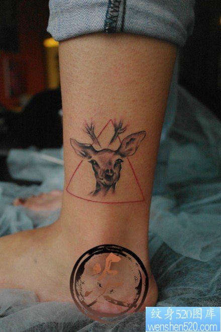 点击大图看下一张：腿部小巧潮流的一幅小鹿纹身图片