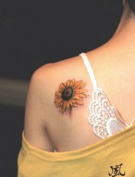 女人肩背漂亮的太阳花纹身图片