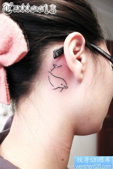 点击大图看下一张：女人耳部小巧时尚的图腾小海豚纹身图片
