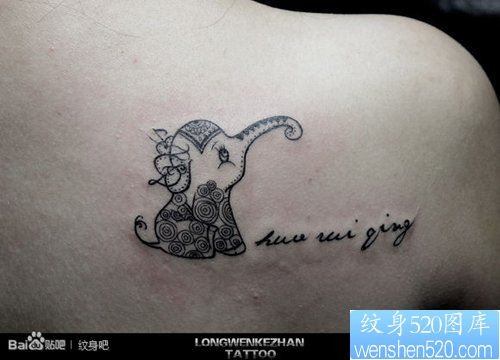 点击大图看下一张：女人肩背可爱流行的小象纹身图片